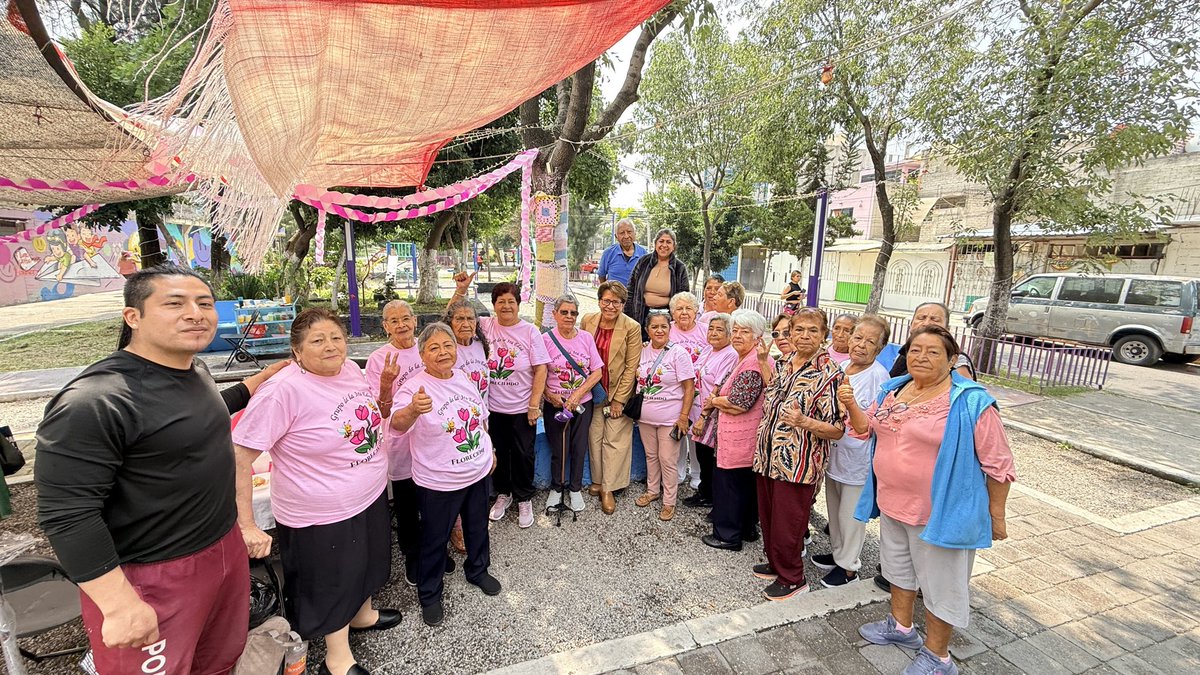 MarthaAvilaCDMX's tweet photo. Hoy tuve el gusto de acompañar al grupo de personas adultas mayores “Floreciendo” durante su desayuno en la U.H. Vicente Guerrero, Súper Manzana 4, donde convivimos, platicamos y escuchamos de cerca sus inquietudes y propuestas. https://t.co/6oCCeDcTtR