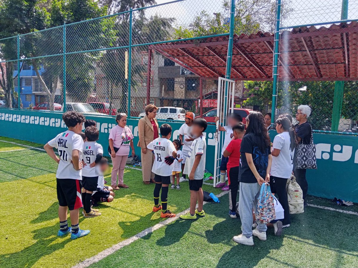 MarthaAvilaCDMX's tweet photo. Durante la visita también coincidimos con niñas y niños de la súper manzana, quienes nos compartieron su interés por seguir contando con espacios para practicar deporte y convivir sanamente. 

Seguiré recorriendo el territorio, porque es ahí donde se conocen las necesidades reales de nuestra gente y donde nacen las mejores soluciones.

#PorIztapalapaSiempre
