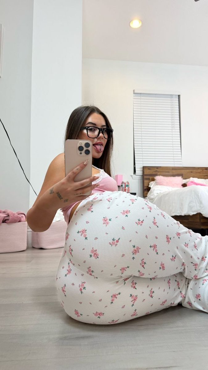 2mbaga's tweet photo. Hot mirror selfie? https://t.co/WLRYAVYGWz