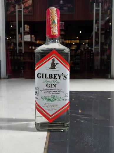 IGIHE's tweet photo. 🚨𝐀𝐌𝐀𝐊𝐔𝐑𝐔 𝐀𝐆𝐄𝐙𝐖𝐄𝐇𝐎🚨

Inzoga zisembuye zirimo Kiwingu Spirit, K-vant, Gilbeys Gin, Bond 7 na Bazzoka ziri mu zahagaritswe n’Ikigo cy’Igihugu gishinzwe Ibiribwa n’Imiti (Rwanda FDA).

Biri mu itangazo Rwanda FDA yashyize hanze ku wa 5 Kanama 2026 rigaragaza inzoga 52 zikorerwa mu mahanga zigacuruzwa mu Rwanda zahagaritswe.