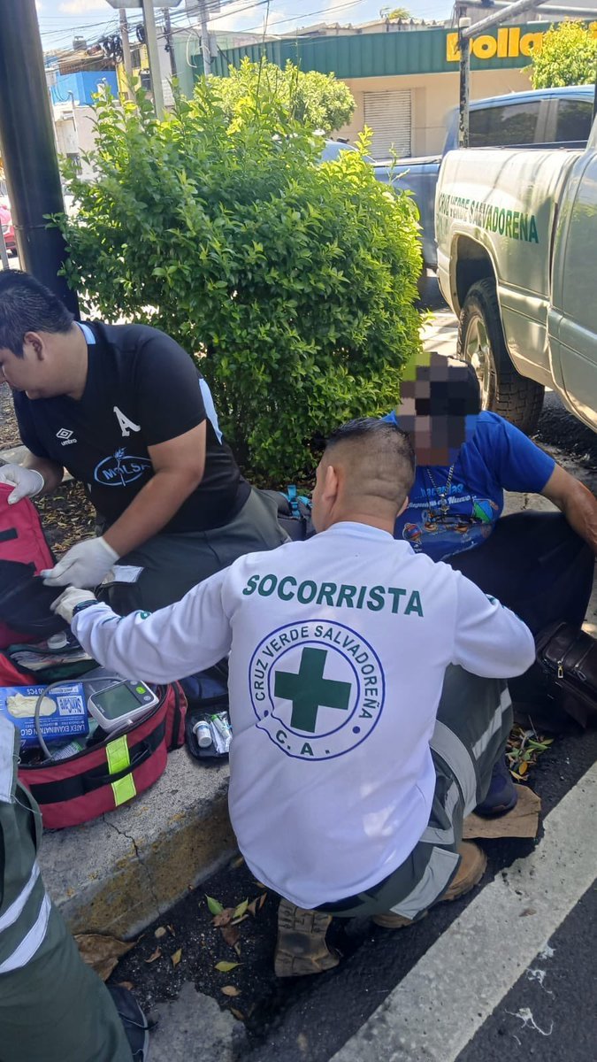 ultimahsv's tweet photo. #Nacionales | 🚦🛑 Dos personas resultaron lesionadas en un accidente de tránsito entre un vehículo y una motocicleta ocurrido sobre el bulevar Constitución y calle Motocross, en #SanSalvador.
Socorristas de Cruz Verde #Mejicanos brindaron atención prehospitalaria y estabilizaron a las víctimas en el lugar.