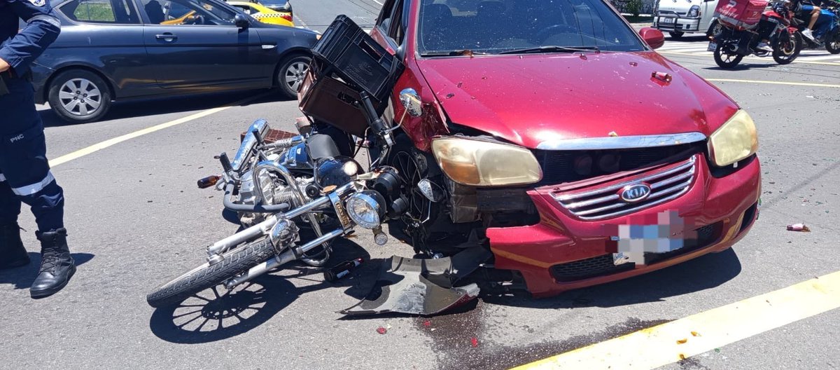 ultimahsv's tweet photo. #Nacionales | 🚦🛑 Dos personas resultaron lesionadas en un accidente de tránsito entre un vehículo y una motocicleta ocurrido sobre el bulevar Constitución y calle Motocross, en #SanSalvador.
Socorristas de Cruz Verde #Mejicanos brindaron atención prehospitalaria y estabilizaron a las víctimas en el lugar.
