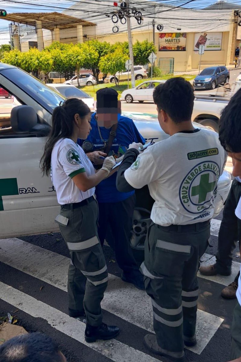 ultimahsv's tweet photo. #Nacionales | 🚦🛑 Dos personas resultaron lesionadas en un accidente de tránsito entre un vehículo y una motocicleta ocurrido sobre el bulevar Constitución y calle Motocross, en #SanSalvador.
Socorristas de Cruz Verde #Mejicanos brindaron atención prehospitalaria y estabilizaron a las víctimas en el lugar.