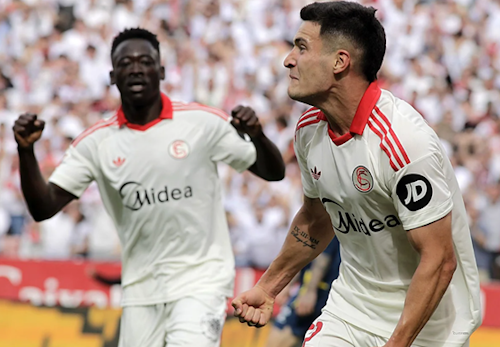 RisqueteStats's tweet photo. 😯 Lee hasta el final para conocer el "MILAGRO" de la SALVACIÓN del @SevillaFC la temporada pasada desde una visión ESTADÍSTICA:

1. Ir perdiendo 0-1 como local en el 80' y terminar ganando 2-1 (SEVILLA vs ESPANYOL).

➡️ En 118 partidos el equipo nervionense en su casa perdía 0-1 a los 80 minutos. Sólo en 3 de ellos (2,5%) había logrado remontar y terminar ganando.

2. Ir perdiendo 2-0 como visitante y terminar ganando (VILLARREAL vs SEVILLA).

➡️ En 541 partidos el conjunto sevillista a domicilio llegó a ir por debajo en el marcador con un 2-0. Sólo en 5 de ellos (0,9%) había terminado llevándose el triunfo.

3. Comenzar perdiendo en dos jornadas consecutivas de LaLiga y terminar ganando ambas (ESPANYOL+VILLARREAL). 

➡️ En 8 ocasiones en toda su historia había sucedido, y justo la última había sido también el segundo partido ante el Villarreal (noviembre de 2017).

📝 Si cogemos los acontecimientos 1 y 2 y calculamos la PROBABILIDAD CONJUNTA de que ambos SUCEDIERAN en base a cuántas veces se dieron previamente en la historia del club, el resultado es:

0,025 x 0,009 = 0,000235 (0,0235%)

😯 Visto de otra forma, el Sevilla SOLO en UNA de 4.257 temporadas (1/4257=0,000235) habría logrado encadenar esas dos remontadas tan extremas repito, basándonos en las veces que previamente se habían dado. 

Impresionante.