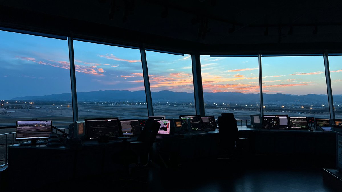 controladores's tweet photo. Buenas noches y buenos vuelos. 
BarcelonaTWR ♥️ https://t.co/No5R9s7R78