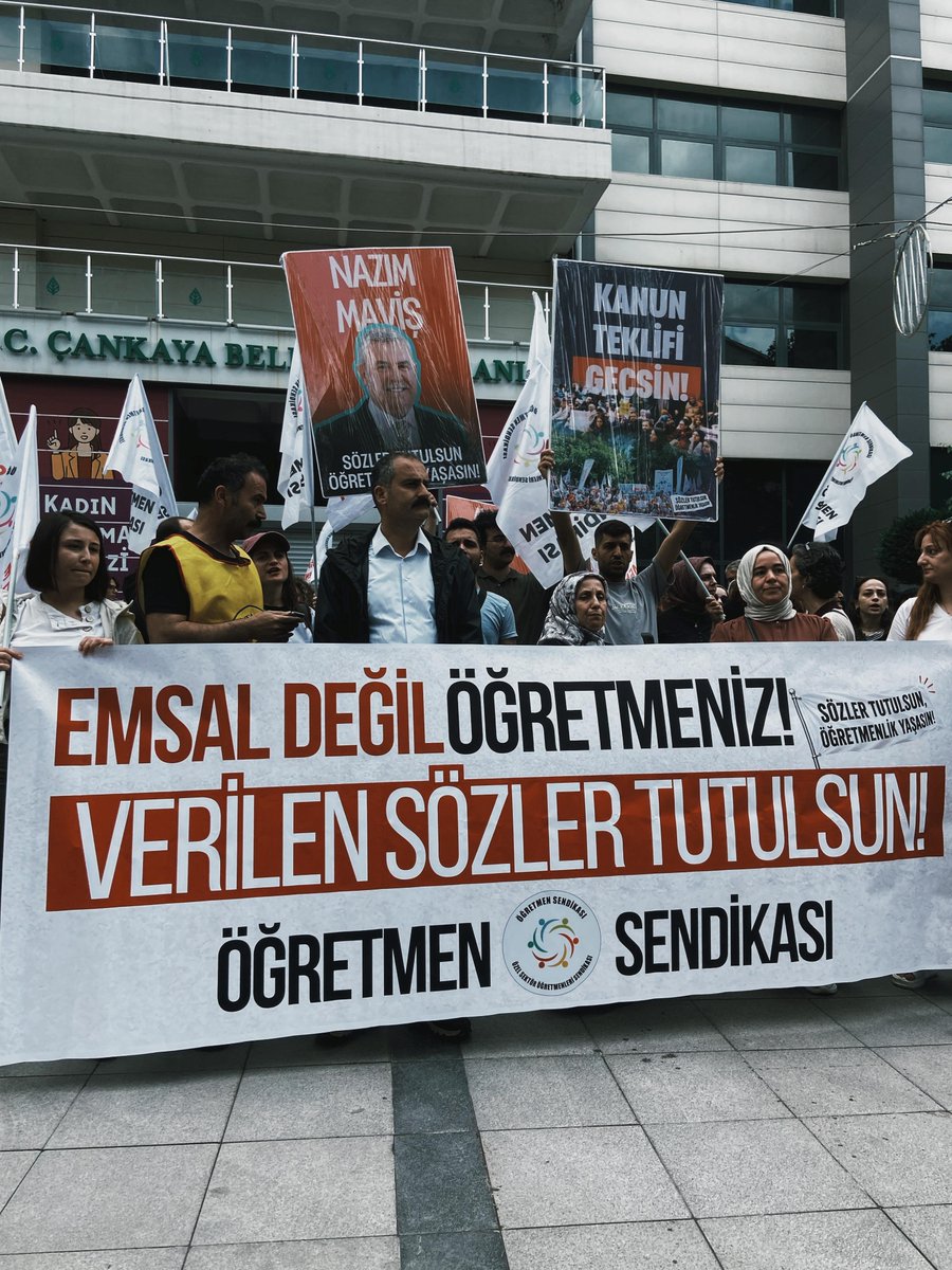 ROzkorkmaz75092's tweet photo. Öğretmenler birbirinin sesini duyduğunda mücadele daha güçlü oluyor. Mülakat mağdurlarına verdikleri destek için Özel Sektör Öğretmenleri Sendikası ve Eren Edebali’ye teşekkür ediyoruz. Şimdi sıra somut çözümde.

@eren_edebali
#MülakataAtamaTabanMaaşaYasa https://t.co/atyRcgRnO9