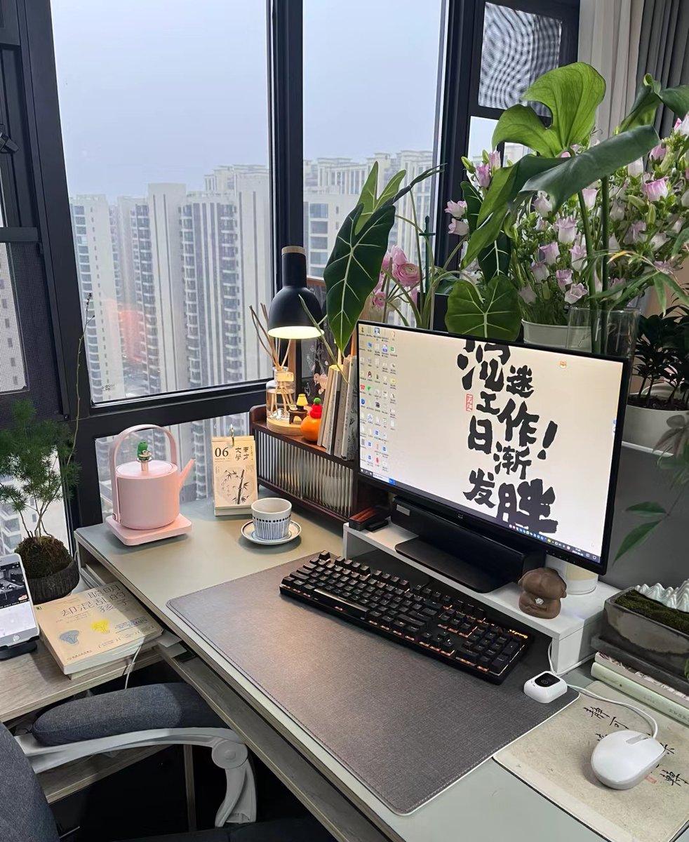 ShepardNadeem's tweet photo. Just sneaking a 5-minute break to stare out the window and forget about my to-do list. Work can wait, the sky’s too nice to ignore. https://t.co/rsu1jQSajb