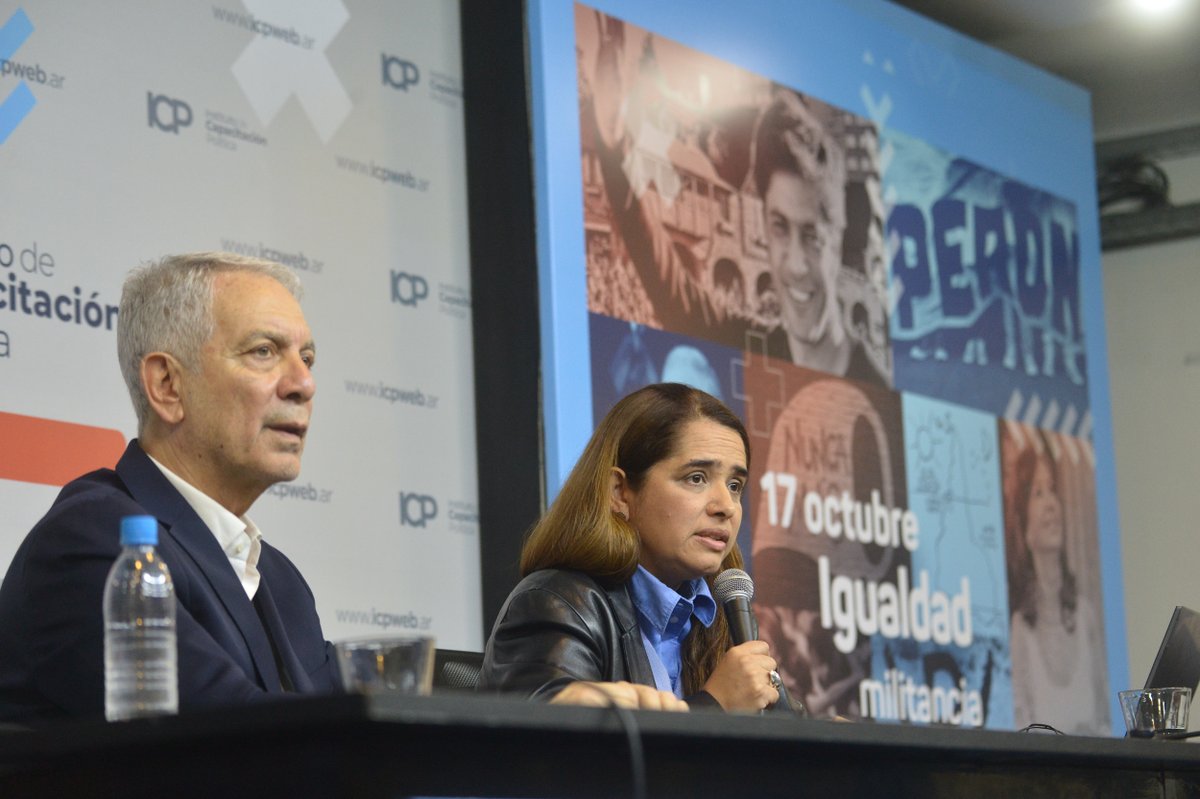 Julio_Alak's tweet photo. Junto a Florencia Gómez, coautora de la Ley de Tierras, expusimos sobre “Defender la Ley de Tierras como ejercicio de soberanía política”, en el marco de un nuevo encuentro de formación impulsado por el Instituto de Capacitación Política ante el intento del gobierno nacional de derogar la Ley Nacional 26.737.

Con Florencia tuvimos la satisfacción de trabajar desde el Ministerio de Justicia y Derechos Humanos de la Nación en la creación y puesta en funcionamiento del Registro Nacional de Tierras Rurales, una herramienta fundamental para conocer, regular y limitar la extranjerización de nuestro territorio.

Estamos convencidos de que la derogación de esta norma constituye un grave atentado contra la soberanía nacional. Sin esta protección, millones de hectáreas, fuentes de agua y recursos estratégicos podrían quedar en manos extranjeras y sin ningún tipo de límite.

La Ley de Tierras es patrimonio del pueblo argentino. Por eso, convocamos a defenderla con conciencia y movilización para garantizar que nuestro territorio continúe mayoritariamente en manos argentinas.