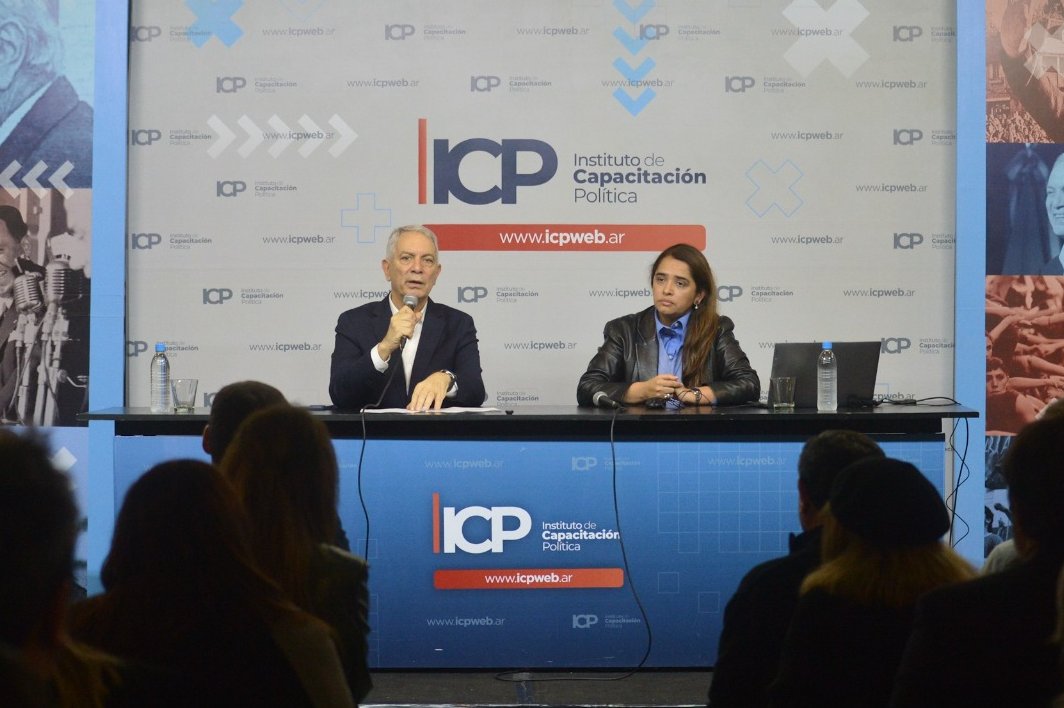 Julio_Alak's tweet photo. Junto a Florencia Gómez, coautora de la Ley de Tierras, expusimos sobre “Defender la Ley de Tierras como ejercicio de soberanía política”, en el marco de un nuevo encuentro de formación impulsado por el Instituto de Capacitación Política ante el intento del gobierno nacional de derogar la Ley Nacional 26.737.

Con Florencia tuvimos la satisfacción de trabajar desde el Ministerio de Justicia y Derechos Humanos de la Nación en la creación y puesta en funcionamiento del Registro Nacional de Tierras Rurales, una herramienta fundamental para conocer, regular y limitar la extranjerización de nuestro territorio.

Estamos convencidos de que la derogación de esta norma constituye un grave atentado contra la soberanía nacional. Sin esta protección, millones de hectáreas, fuentes de agua y recursos estratégicos podrían quedar en manos extranjeras y sin ningún tipo de límite.

La Ley de Tierras es patrimonio del pueblo argentino. Por eso, convocamos a defenderla con conciencia y movilización para garantizar que nuestro territorio continúe mayoritariamente en manos argentinas.
