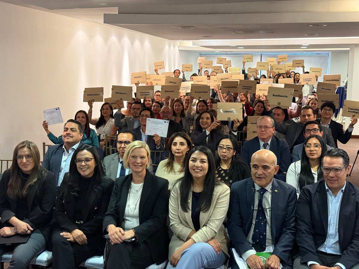 PNUDEcuador's tweet photo. 100 profesionales. 30 instituciones. Un compromiso compartido con el futuro. 🌱

El Pacto de los 100, un compromiso colectivo para impulsar una gestión pública más sostenible, transparente e innovadora.

Conoce los detalles: https://t.co/BCqZH4r4Ut https://t.co/ZkLsFIFO28