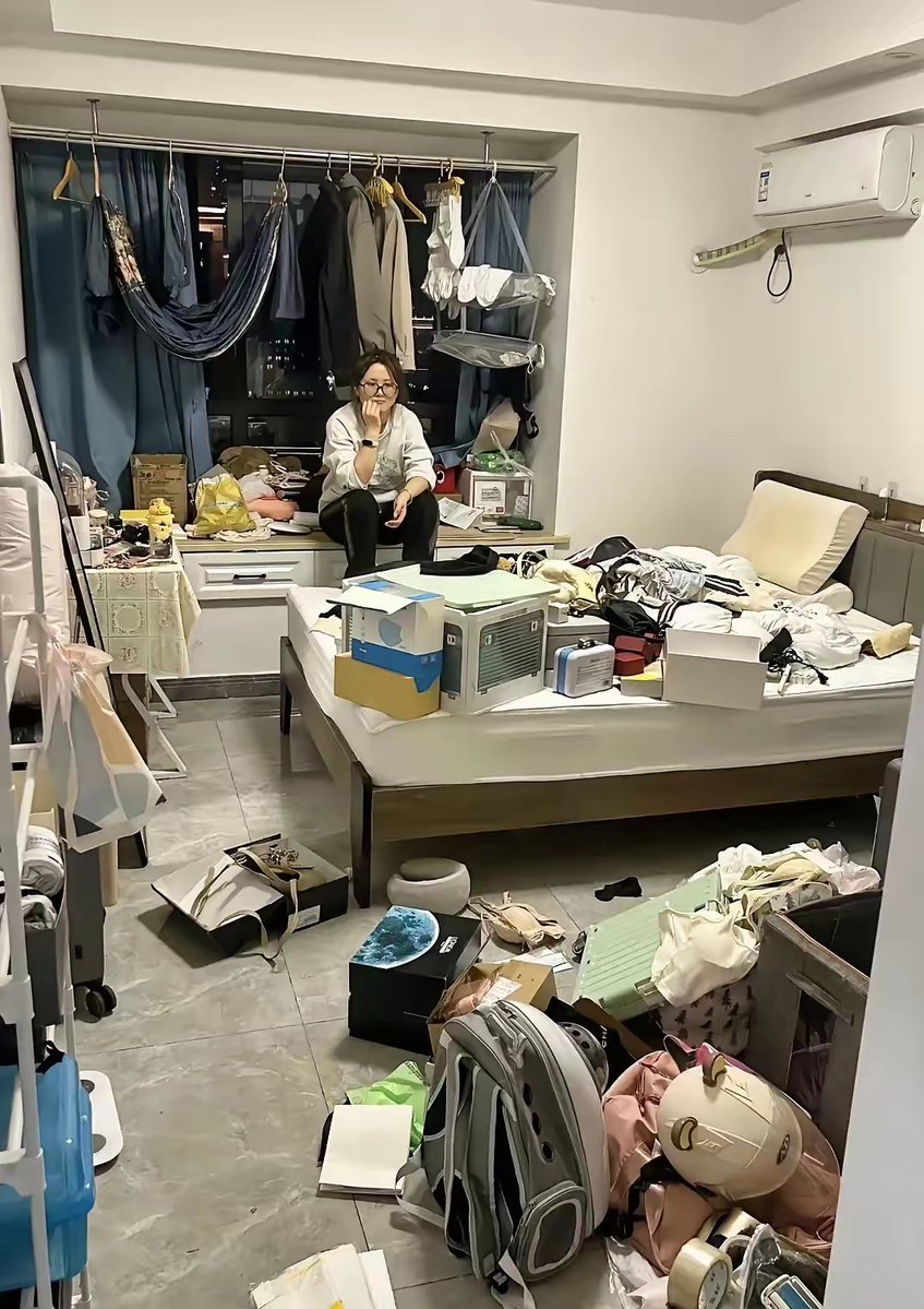 Michael44964815's tweet photo. Just folded the last load of laundry—turned the messy piles of tees and socks into neat little blocks, and the couch actually looks like a place to sit now. Small wins that make a chaotic day feel lighter! https://t.co/DjXJzOsCeH