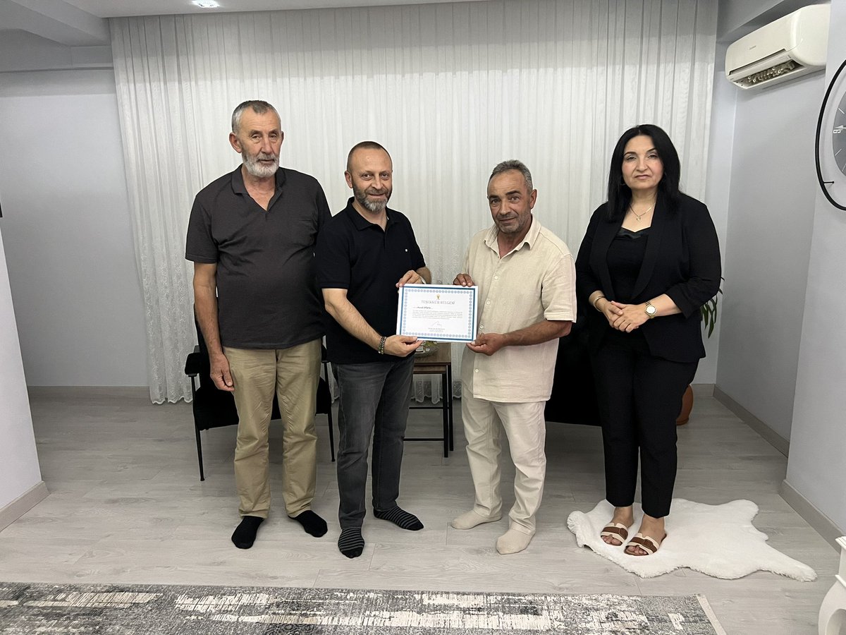 demr_b's tweet photo. Ak Parti Aliağa ilçe Başkanlığı Olarak Hane Ziyaretleri Kapsamında Önceki Dönem İlçe Başkan Yardımcılarımızdan Sn.Murat Erdem ve Kadın Kolları Yönetim Kurulu Üyemiz Sn.Rukiye Erdem’i Evinde  Ziyaret Ederek Cumhurbaşkanımız Genel Başkanımız Sn.Recep Tayyip Erdoğan’ın  Göndermiş Olduğu Teşekkür Belgesini Kendilerine Takdim Ettik ve hasbihâl etme fırsatı bulduk. 

Kıymetli Yönetim Kurulu Üyelerimizin talep, öneri ve düşüncelerini dinleyip karşılıklı istişarelerde bulunduk. 

Samimi sohbetleri, misafirperverlikleri ve gösterdiği yakın ilgiden dolayı Kendilerine teşekkür ediyoruz.

Milletimizle iç içe olmaya, ortak akıl ve istişare anlayışıyla mahallelerimizin ihtiyaçlarını yakından takip etmeye devam edeceğiz. 

Birlik ve beraberliğimizin güçlenmesine vesile olan bu güzel buluşmanın hayırlara vesile olmasını temenni ediyor, tüm vatandaşlarımıza sağlık, huzur ve esenlik diliyoruz.