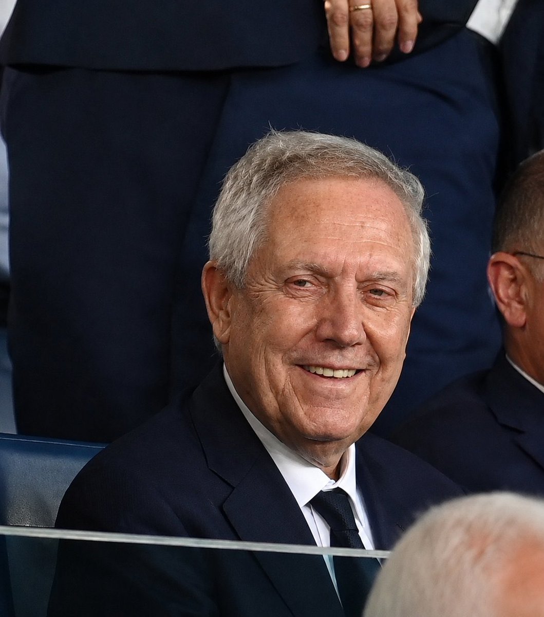 TolgaGizli's tweet photo. Çok sevdiği Fenerbahçe’sinin tekrar kazandırdığı büyük takım ruhunu izliyor lider başkanım. https://t.co/jKhkUFnrbj