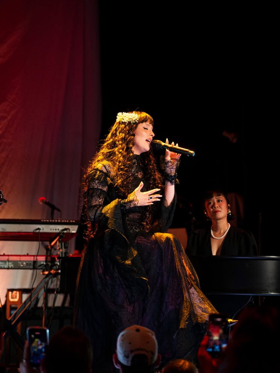 faouziasource's tweet photo. 📸 | Faouzia puts the F in flawless in photos from her show in Vancouver! https://t.co/qWNmBcimkt