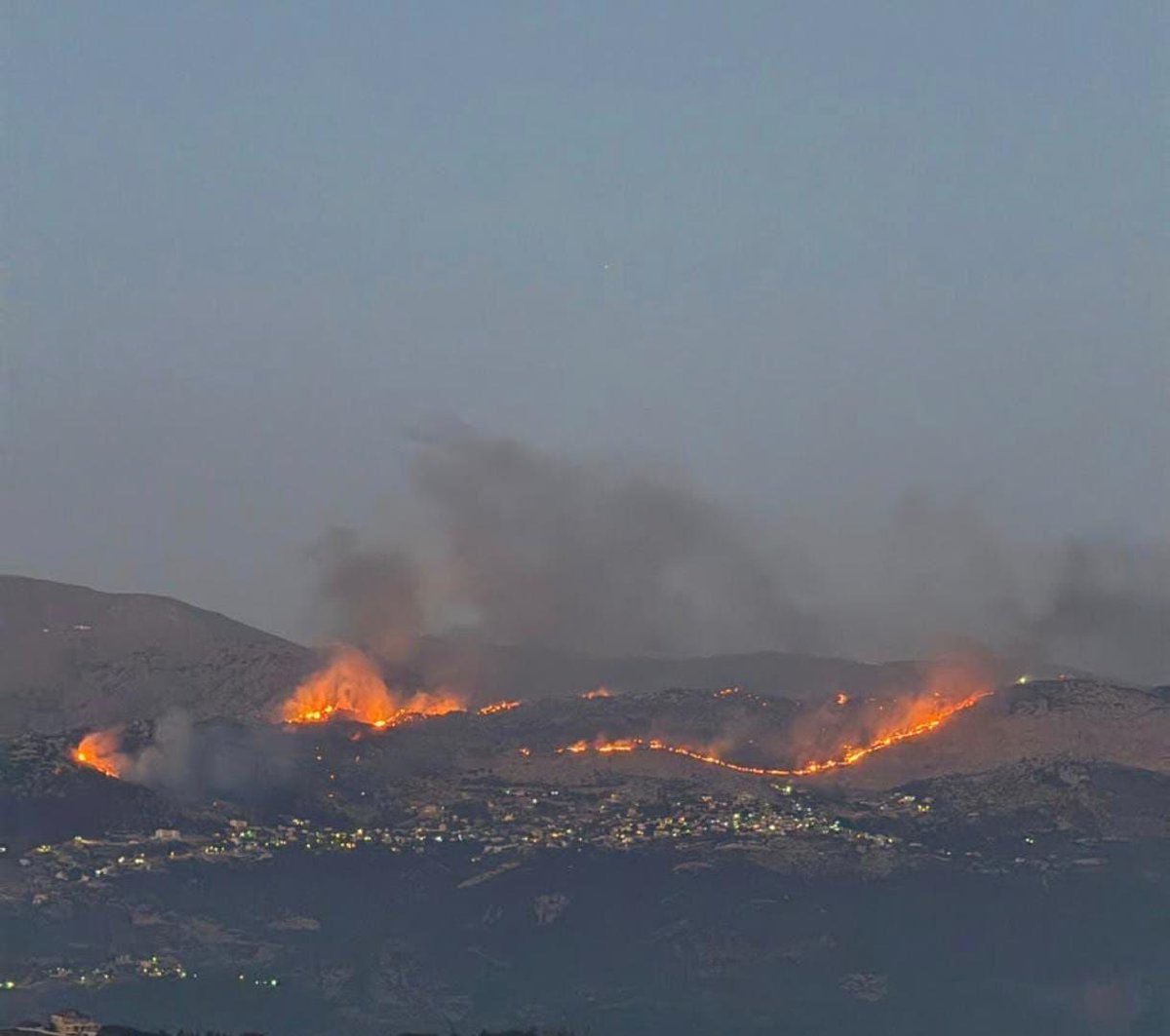 MintPressNews's tweet photo. 🚨BREAKING: Israel Is Deliberately Burning Lebanese Villages By Firing Incendiary Munitions

Fires rage in Kfarshouba, as artillery shells are also being fired at Majdal Zoun, using munitions that seek to burn down the area. https://t.co/Jv0NYQAfiz