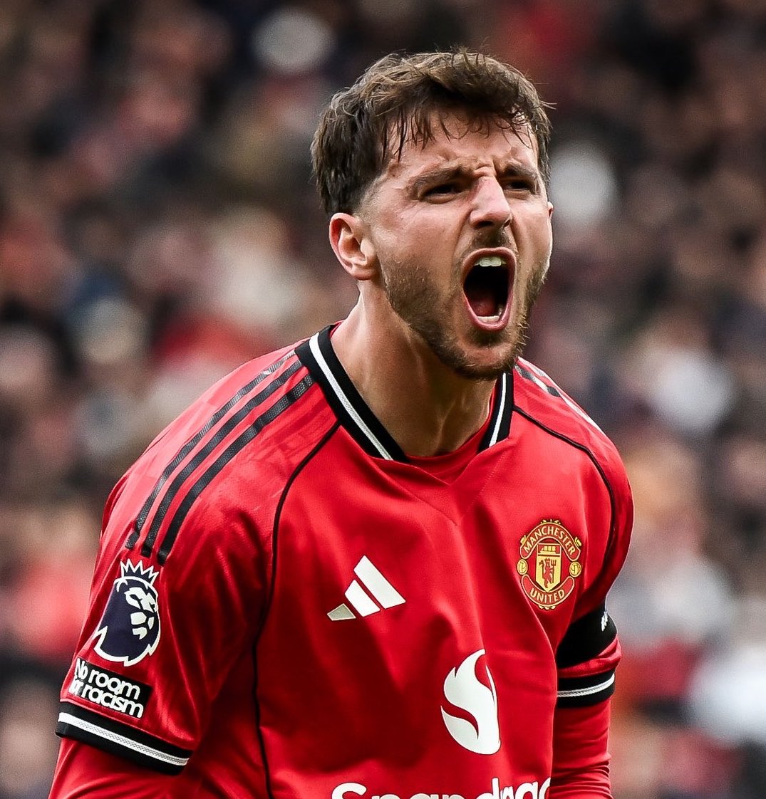 ChinoUTD's tweet photo. 🚨 Michael Carrick on why he keeps trusting Mason Mount:

🗣️ Reporter:
“There are reports Mason Mount is one of your favourite players at Manchester United.”

🗣️ Carrick:
“Am I supposed to have favourites?” (laughs) “Every player givess me something different. But I’ll tell you why I like working with Mason. One day I sat down andd watched some of his old games. 

Then I watched his last 2 years. I realised something. The biggest difference wasn’t the football. It was the minutes. People talk as if injuries take awayy ability. They don’t. They take away rhythm.

Rhythm is what allows people to see your quality every single week. Mason has never lost his football. He’s simply lost the opportunity to play enough games in a row to remind everyone of it.

That’s why I’m excited. For the first time in a long time, I’m planning around Mason… not around his injuries.”