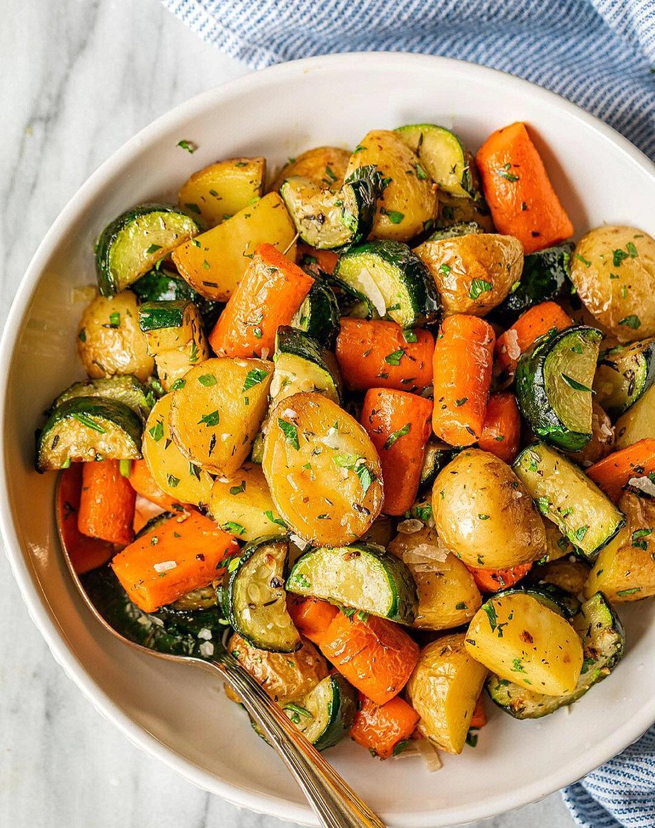 Emmanuel1183374's tweet photo. Fresh seasonal veggies u0026 pasture-raised eggs just stocked! Perfect for quick weeknight meals  Grab yours before they sell out! https://t.co/T9pzC8K5L9