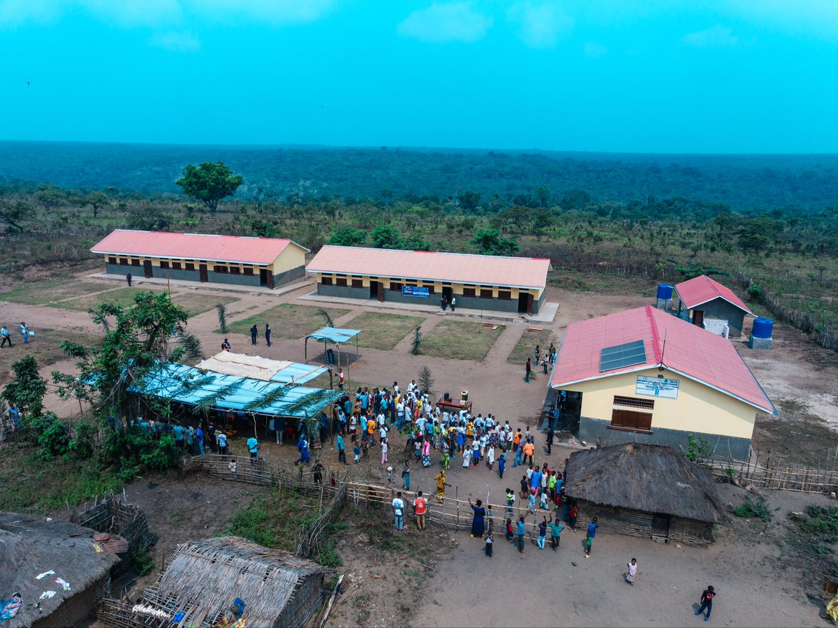 PNUDRDC's tweet photo. PDL-145T | KASAÏ 🇨🇩
Aujourd’hui, à #Luebo, une nouvelle étape a été franchie avec la mise en service de l’École primaire Ngindu Shindanyi, réalisée dans le cadre du @PDL145T_RDC , en présence des autorités locales.
Cette infrastructure offrira à 317 élèves, dont 143 filles, issus de 6 villages, un cadre d’apprentissage sûr, digne et propice à leur réussite.
Au-delà d’un bâtiment, c’est l’accès à une éducation de qualité qui se rapproche des communautés, des rêves qui reprennent vie et des opportunités qui s’ouvrent pour toute une génération.

#PDL145T #PNUDRDC #Éducation #Luebo #DéveloppementLocal

@Presidence_RDC @PrimatureRDC @PlanRdc @MinisterEDU_NC @UNDPAfrica