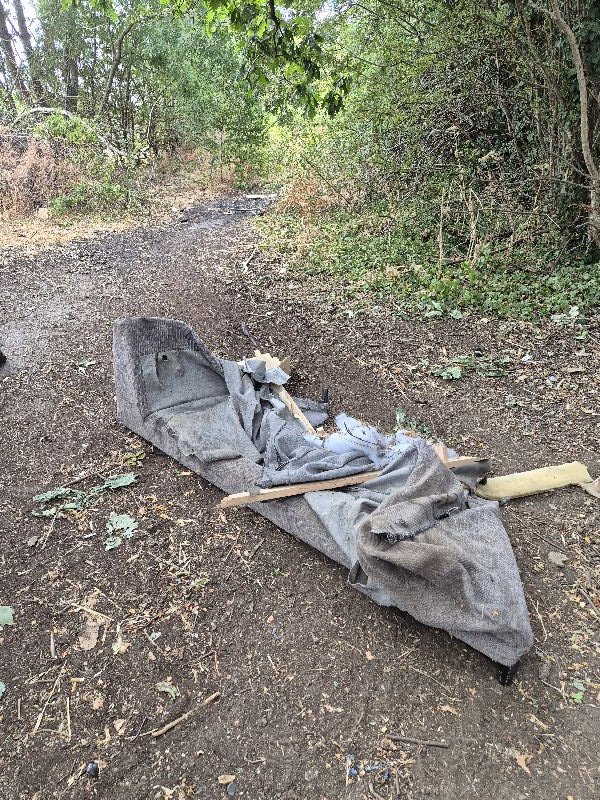 BBullrushes's tweet photo. We found the 🚲 to go with yesterday's handlebars. Cleared the last of the sofa remains from the woods. At least it was a bit easier to move after being smashed into pieces. Looks so much better for now at least 🤞 #NotABin #LoveWhereYouLive @LitterReporting #Derby https://t.co/xq1dtZQtcG
