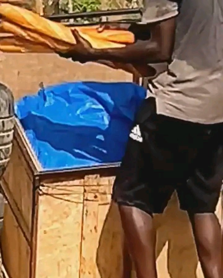 Mamadou44342366's tweet photo. Il faut vraiment que l'état interdise la vente de pain dans les boutiques, et imposer des points de vente homologués aux boulangerie dans les quartiers. C'est une question de santé publique et d'hygiène. Ces livreurs de pain ne respecte aucun règle d'hygiène. https://t.co/BgGpjvgNSZ