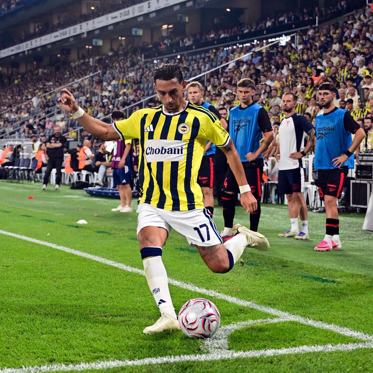 golistaspor's tweet photo. Yeni kural gereği oyuncu değişikliği esnasında Fenerbahçeli oyuncu 10 saniyeden uzun sürede sahadan çıktığı için İrfan Can Kahveci 1 dakika gecikmeli olarak oyuna dahil oldu. https://t.co/WOWtD0COrD