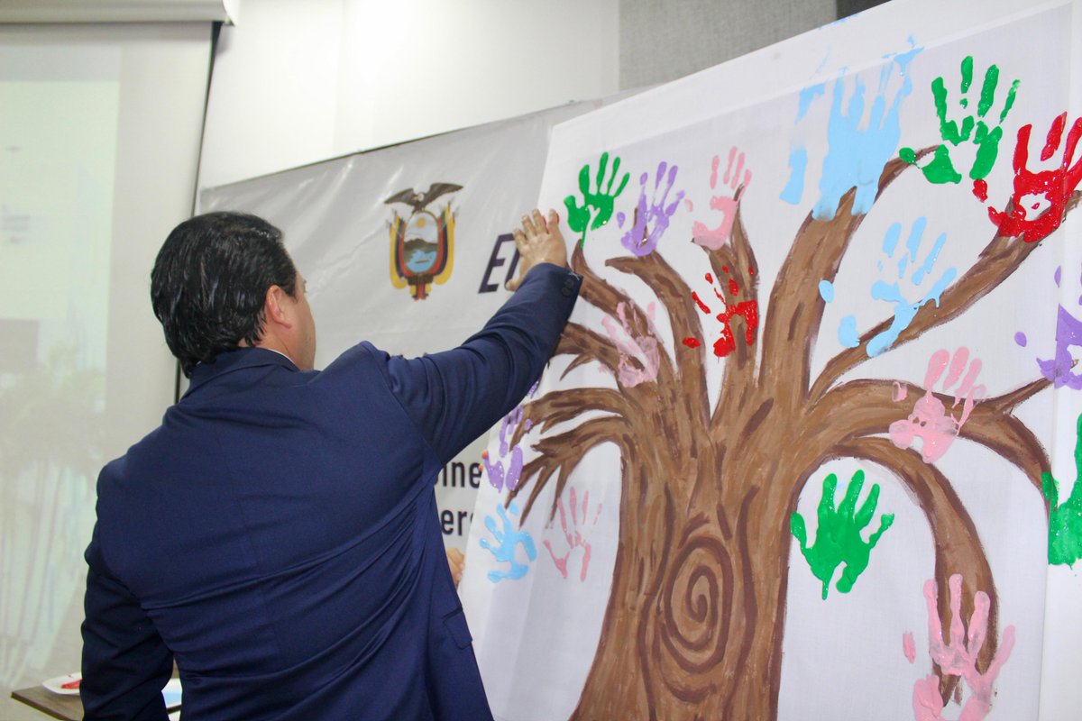 HUniversitarioG's tweet photo. Cada huella es un compromiso real con la vida y la salud.
Así vivimos la clausura de la Jornada Académica por la Lactancia Materna en nuestro hospital.
Con este árbol simbólico, nuestro equipo de salud reafirma su compromiso con la #LactanciaMaterna
#HUGContigo https://t.co/4Mx4kOhPJH