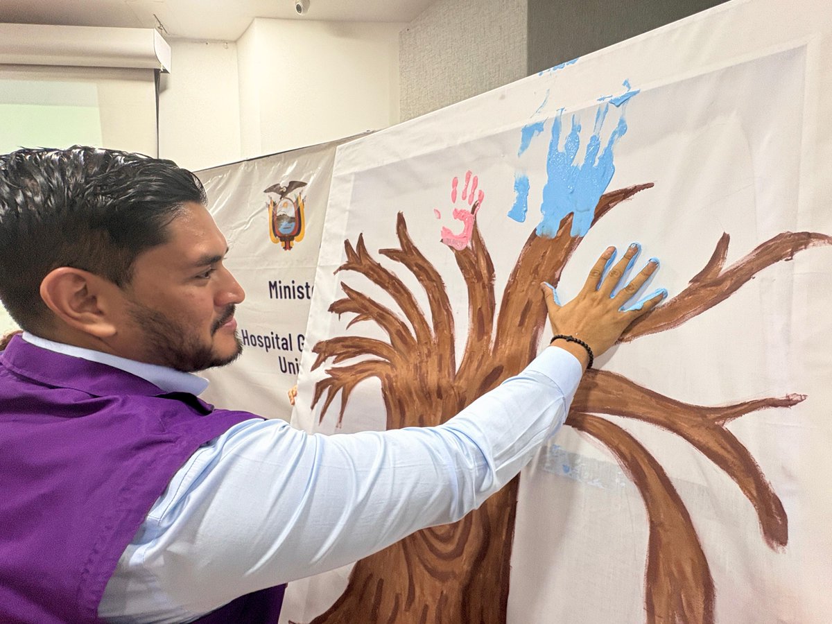 HUniversitarioG's tweet photo. Cada huella es un compromiso real con la vida y la salud.
Así vivimos la clausura de la Jornada Académica por la Lactancia Materna en nuestro hospital.
Con este árbol simbólico, nuestro equipo de salud reafirma su compromiso con la #LactanciaMaterna
#HUGContigo https://t.co/4Mx4kOhPJH