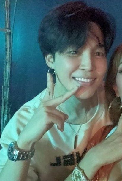 Iittlefairyjm's tweet photo. something about jimin in both of these photos.....yeah https://t.co/7vDdm5LsrZ