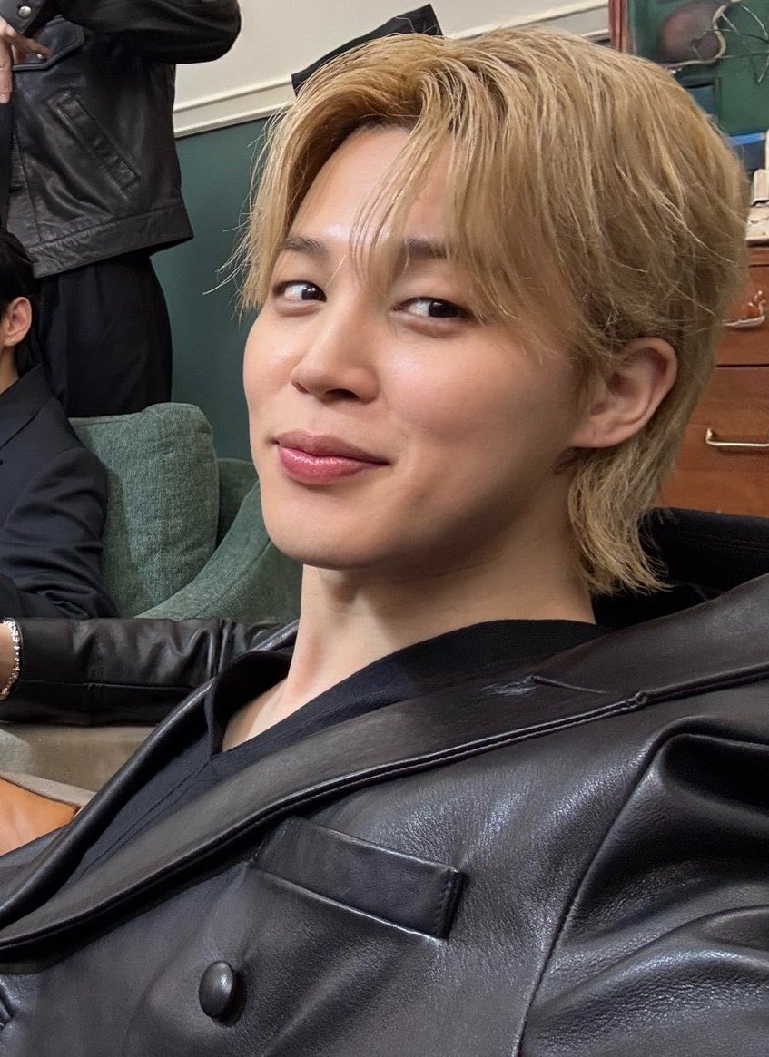 Iittlefairyjm's tweet photo. something about jimin in both of these photos.....yeah https://t.co/7vDdm5LsrZ