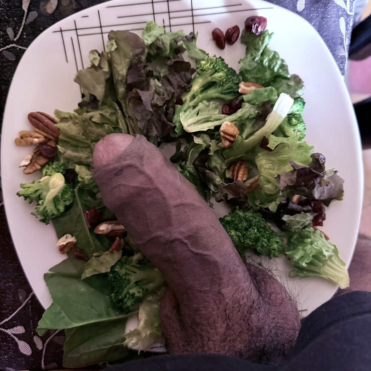1982_voldemort's tweet photo. Ya casi llega la hora de comer y te traje esto hasta el trabajo espero te guste !!!!! 🥗 🍆🍆🤣 https://t.co/RRNVYEecix
