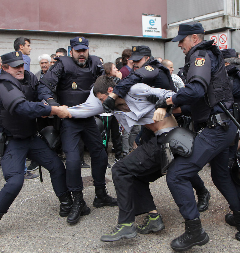 M4rshallfcb2's tweet photo. Endevineu quins son els terroristes. https://t.co/VSHMVyNXsC