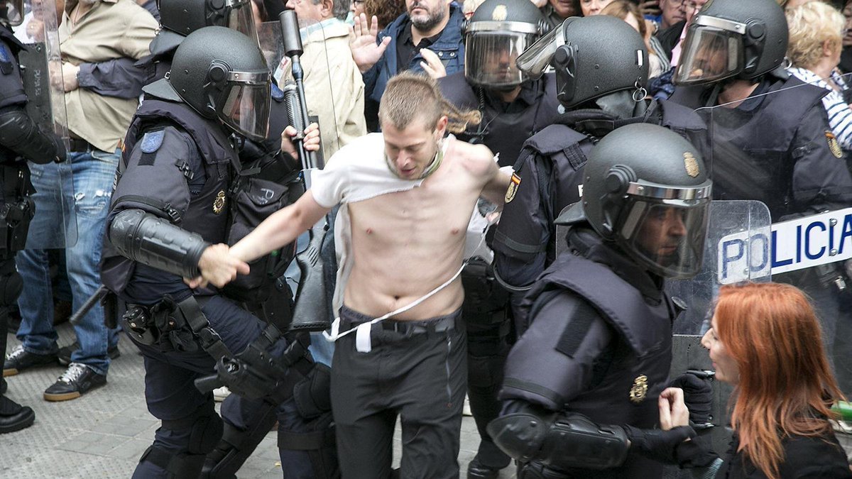 M4rshallfcb2's tweet photo. Endevineu quins son els terroristes. https://t.co/VSHMVyNXsC