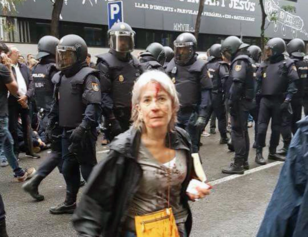 M4rshallfcb2's tweet photo. Endevineu quins son els terroristes. https://t.co/VSHMVyNXsC