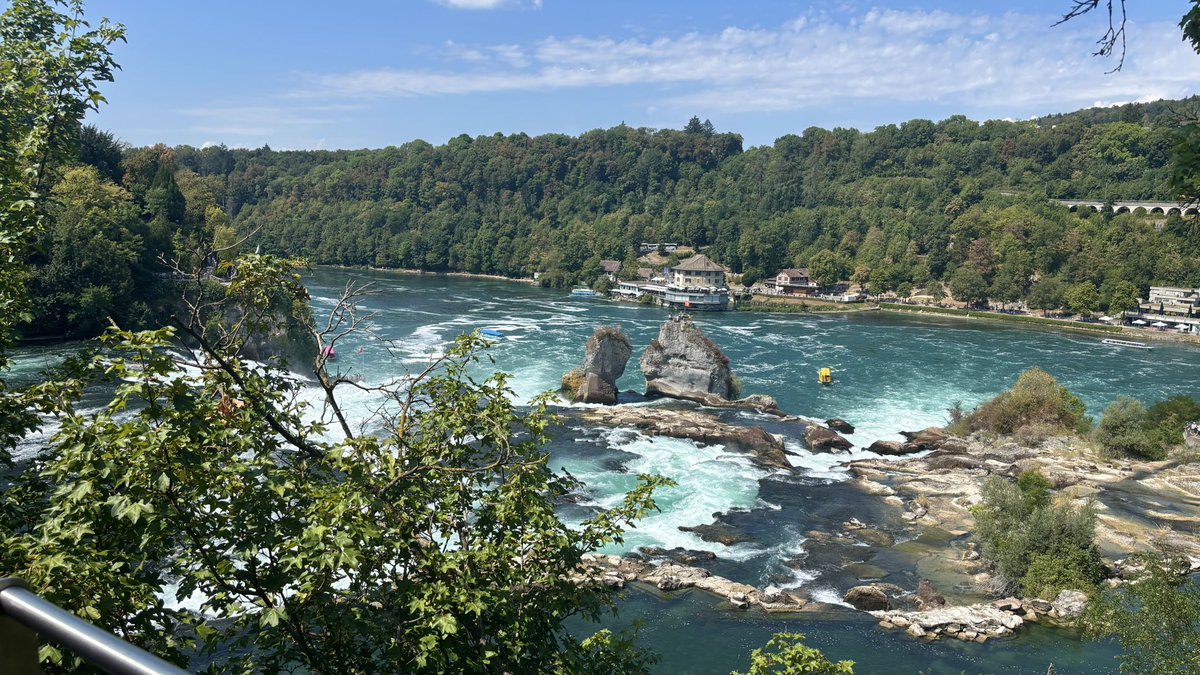 risaquma__'s tweet photo. しおんちゃん、ヨーロッパ最大級の水量のラインの滝だよ
スイスにきたよ〜🇨🇭
#しおんちゃんかわいいね https://t.co/NVmeecdCjg