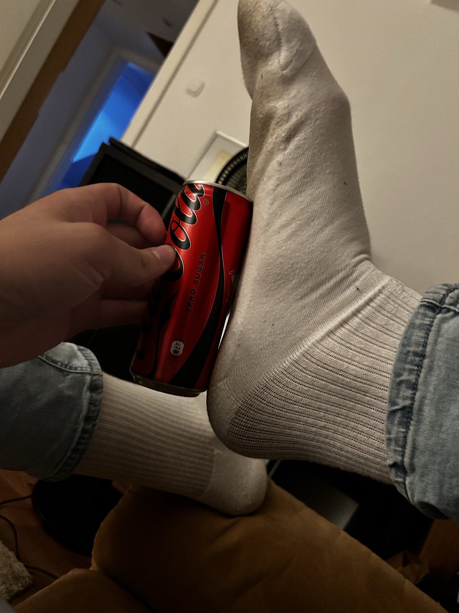 J291a's tweet photo. #risky #gay #feet 

Füße bei einem Kumpel mit 0,33l Dose verglichen 🥵😜 https://t.co/YtyIPfXPEF