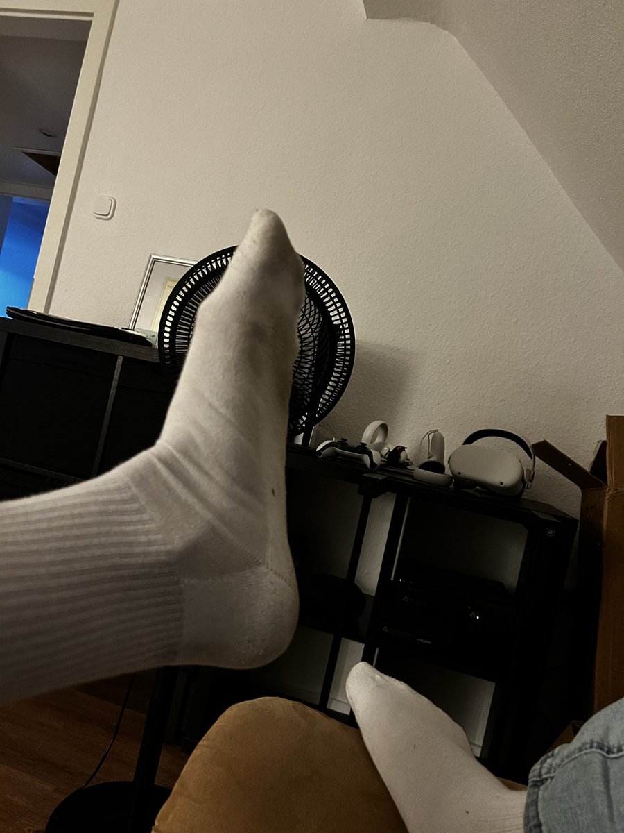 J291a's tweet photo. #risky #gay #feet 

Füße bei einem Kumpel mit 0,33l Dose verglichen 🥵😜 https://t.co/YtyIPfXPEF
