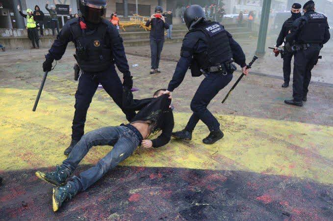 M4rshallfcb2's tweet photo. Endevineu quins son els terroristes. https://t.co/VSHMVyNXsC