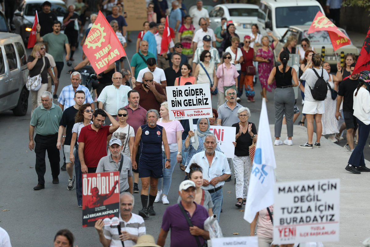 ozgurcelik1919's tweet photo. Millet iradesine saygı için Tuzla’da halkımızla yürüdük. 

Bir tarafta zalimlerin karşında dimdik duranlar diğer tarafta onurunu kaybedenler var. 

Operasyonlarla, tehditle, baskıyla şantajla milletimizin iradesine darbe vuranlara cevabı milletimiz sandıkta verecek. 

Onurunu, haysiyetini korumak için mücadele edenler kazanacak. 

Biz kazanacağız, Türkiye kazanacak!
