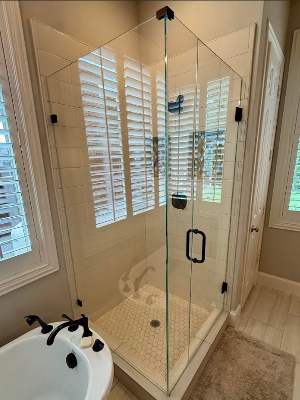 CollinCoGlass's tweet photo. Discover advanced glass options for custom shower enclosures featuring Starphire low-iron glass and Diamon-Fusion coatings. See your best choices: https://t.co/rCPr8cL1Xp #FramelessShower #FriscoTXย #CollinCountyGlass https://t.co/chtDCvbZyY
