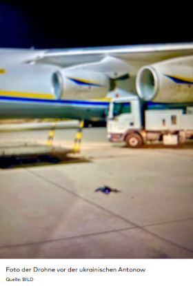 TomRothbauer's tweet photo. @RKiesewetter Das ist der Beweis der Drohne? Mann du bist wirklich ein Politclown. RU bitte zeigt D wie man mit einer Oreschnik die Drohnenfabriken der Ukr., was legitim ist, da Kriegspartei, lahmlegt. Nicht mit so was 😂Wahrscheinlich hast du die selber geflogen und Strazi hat fotografiert https://t.co/fMSo56HXw8