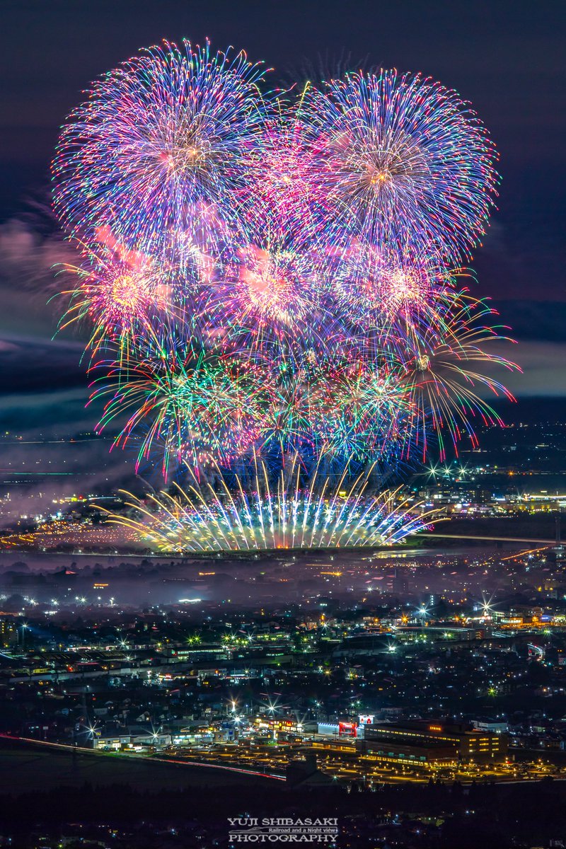 Yuji_48's tweet photo. 長岡花火物語をテーマにして打ち上げられた、長岡空襲からの平和と震災復興を願う「この空の花」 https://t.co/MjkPIyD3O5