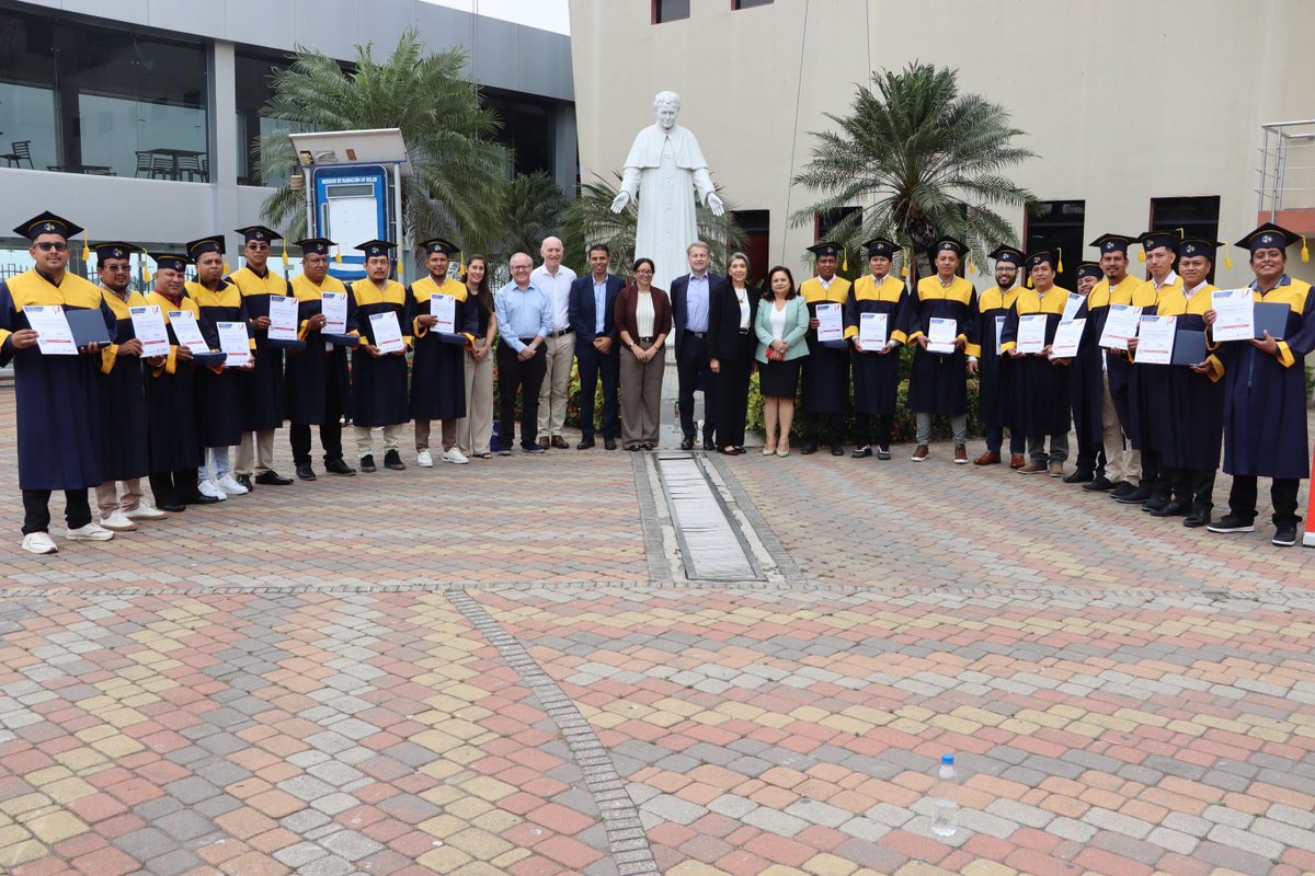 upsalesianaec's tweet photo. 🎓💧 La Unidad de #EducaciónContinua de la #UPS sede #Guayaquil llevó a cabo la ceremonia de graduación de la primera promoción de la Certificación en Gestión y Tratamiento para Agua Potable y Residual, desarrollada en alianza estratégica con Veolia Ecuador.

📜✨Durante este significativo evento, 18 colaboradores recibieron su certificación, luego de culminar con éxito un proceso de formación orientado al fortalecimiento de sus conocimientos, capacidades técnicas y competencias profesionales.

🤝Esta alianza consolida el compromiso de ambas instituciones con la educación continua, la innovación y la formación de profesionales preparados para contribuir al crecimiento y desarrollo sostenible de la industria del agua en el Ecuador.

👏✨ ¡Felicitamos a los graduados por su esfuerzo, dedicación y este importante logro profesional! 
#UPSGuayaquil #VeoliaEcuador #ExperienciaUPS