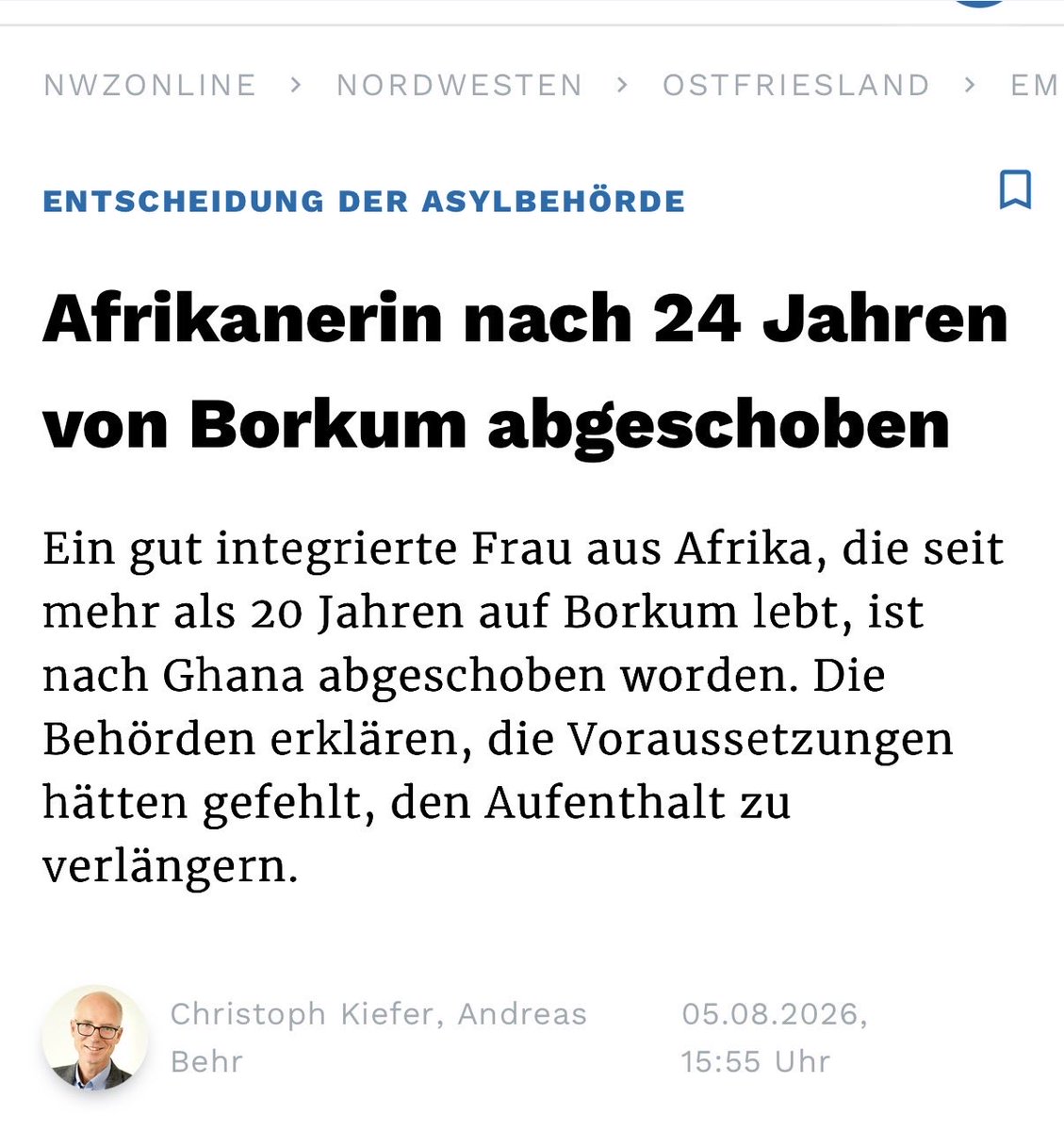 Teamfreiheit25's tweet photo. Wenn ihr mal wieder in der Lokalpresse lest, dass die „Zahl der Abschiebungen gestiegen“ sei, dann seid euch bewusst, dass da nicht der gewalttätige „minderjährige“ Afghane mit 100 Seiten Strafakte abgeschoben wurde, sondern Menschen wie die seit 24 Jahren gut integriert lebende Frau aus Ghana, die zudem ihren pflegebedürftigen Mann versorgt.

Mag ja sein, dass hier tatsächlich formale Voraussetzungen nicht erfüllt sind, aber solche Menschen sind einfach nicht unser Problem gerade. 

Der Staat ist einfach asozial und man kann ihn gar nicht genug für sowas verachten.