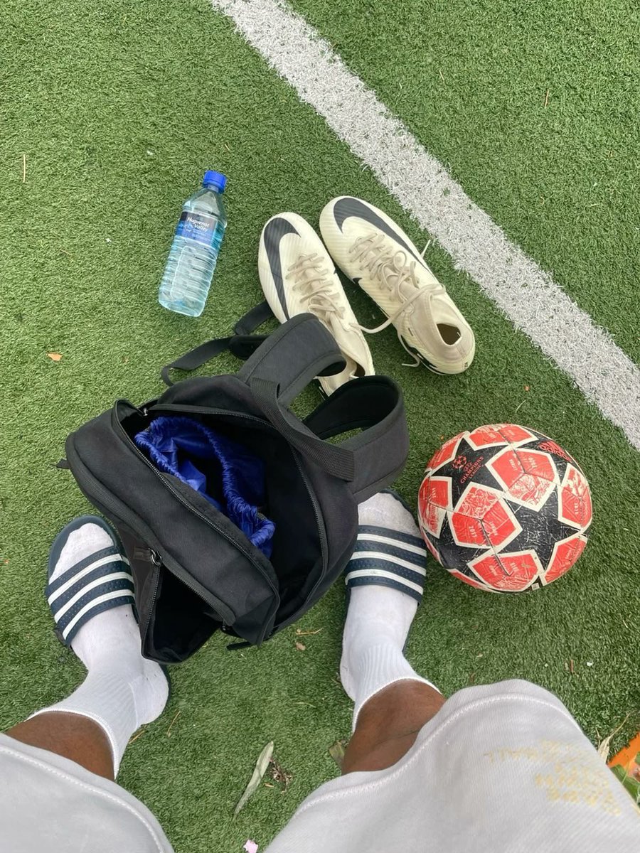 sk8andred's tweet photo. hoje o treino rendeu até de noite! ⚽️ https://t.co/BxbAIrswGo