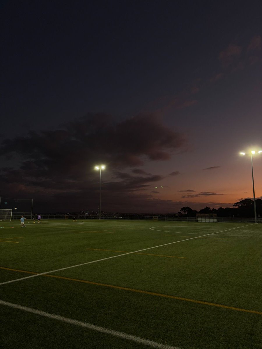 sk8andred's tweet photo. hoje o treino rendeu até de noite! ⚽️ https://t.co/BxbAIrswGo