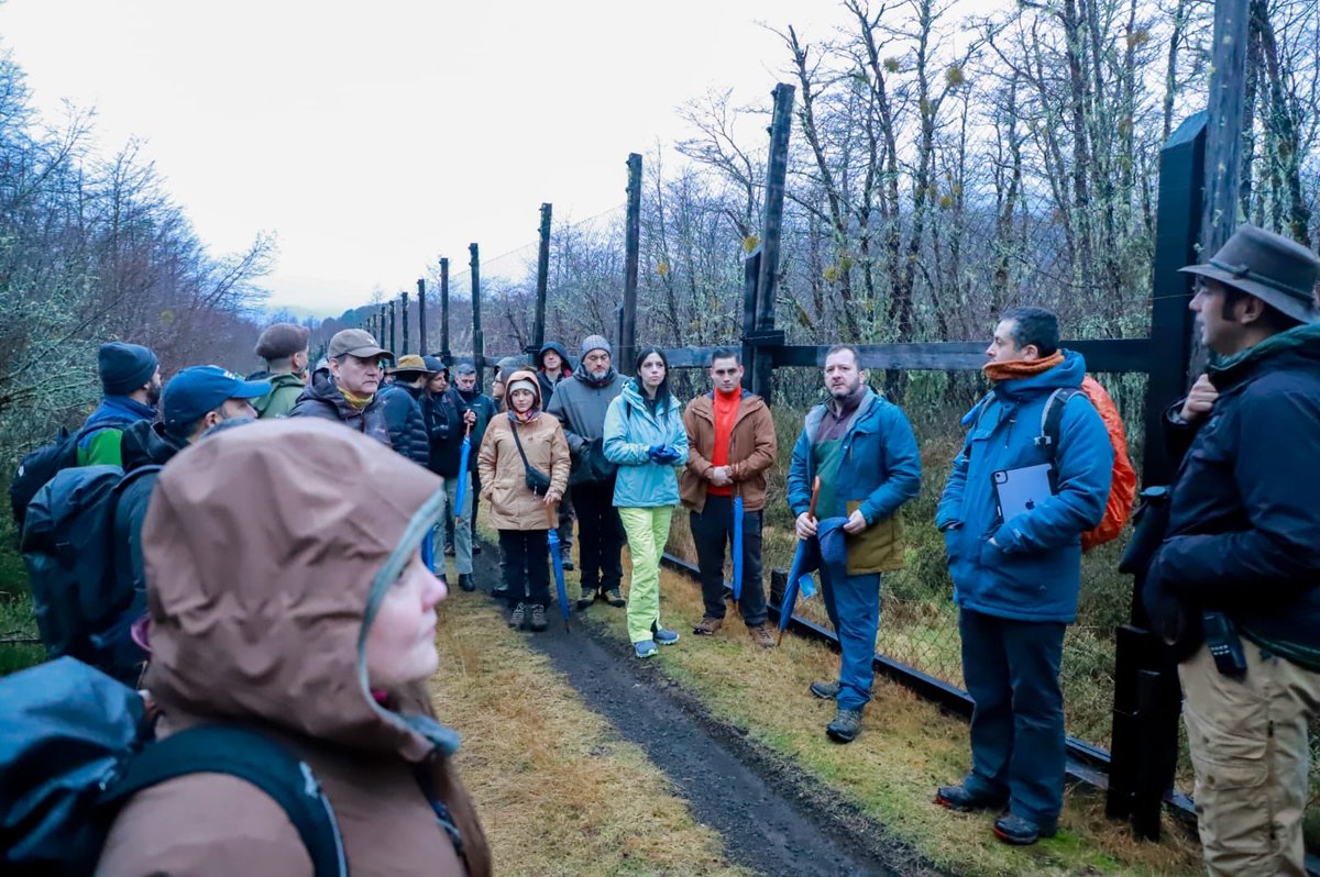 MMAChile's tweet photo. Desde Los Ríos celebramos el Día Internacional del Huemul. Llegamos al Centro de Conservación de Huemul del Sur y participamos en la inauguración del Centro de Rescate de Fauna Silvestre de la Reserva Biológica Huilo Huilo, que brindará atención médica a especies de la zona y 🇨🇱 https://t.co/rEcgt5l6q5