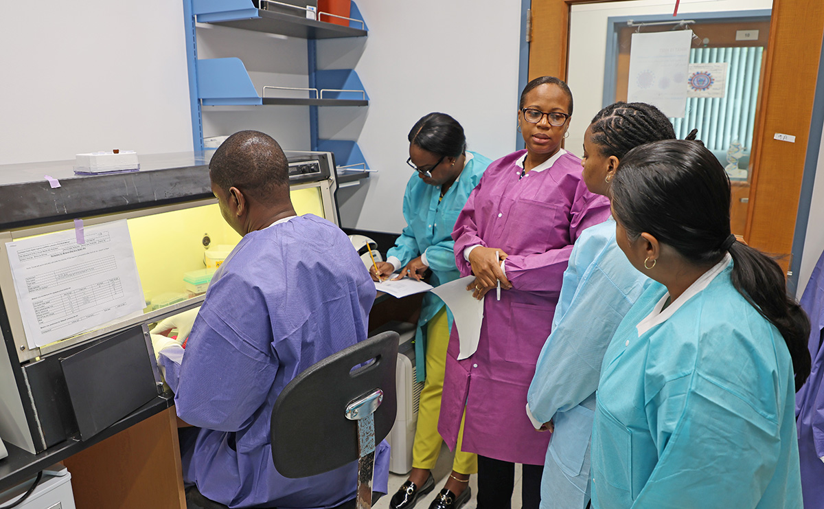 PAHOCaribbean's tweet photo. molecular diagnostic skills to better detect and respond to bacterial and viral threats with epidemic and pandemic potential. Read more:  https://t.co/7HhHMRwrxP https://t.co/YUxmW5QyIT