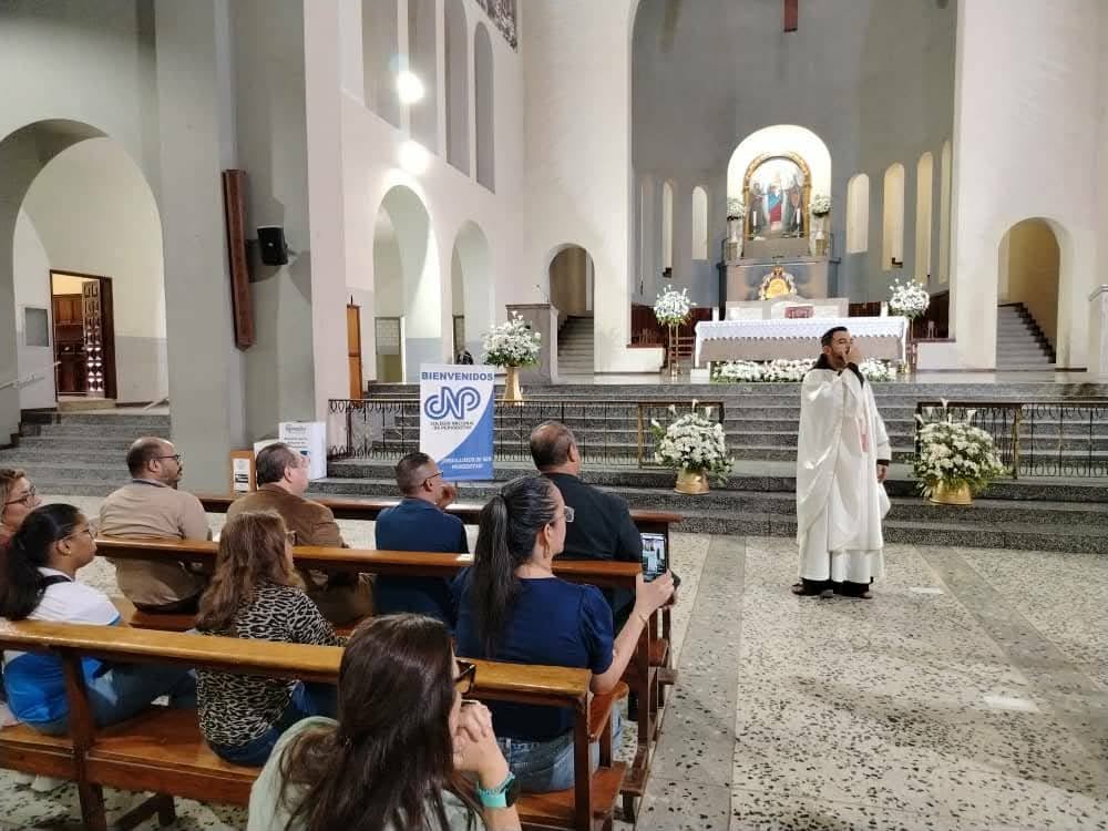 CarlosJRojas13's tweet photo. Desde la @IglChiquinquira presentes como gremio periodístico unido conmemorando los #54AñosLeyPeriodismo y 50 años de elegir nuestra primera directiva del @cnpven, con una emotiva misa se oró por los miles de fallecidos en el doble #terremoto y ofrendamos a Dios nuestra labor informativa de cara a la #libertaexpresión en #Vzla ¡Orgulloso de ser 100% #periodistas!