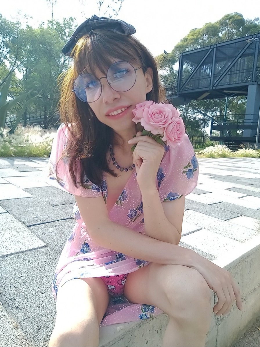 Travita_Friki's tweet photo. Haciendo tantito fan service, no podía  descararme más porque justo frente a mi estaba la calle con carros pasando 🚗👀 https://t.co/WtPnKWtFhQ