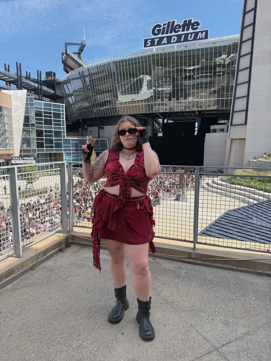 btxtbear's tweet photo. hey @BTS_twt  do yall need a stylist cause I made this skirt myself ❣️ #BTS_WORLDTOUR_ARIRANG_FOXBOROUGH https://t.co/na2MPHVZJu
